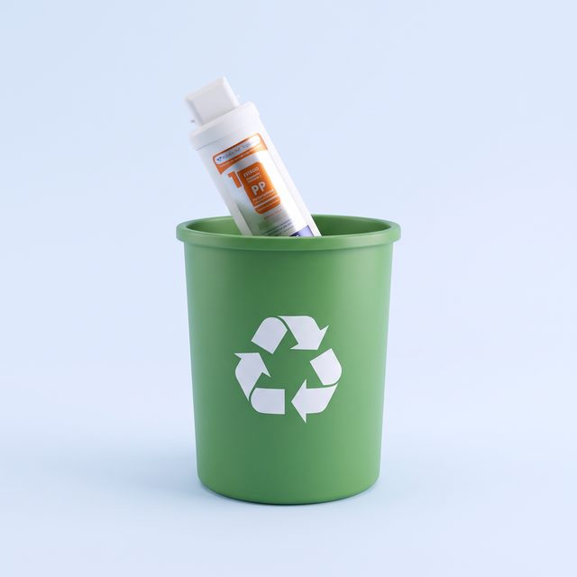 Refil usado sendo descartado na lixeira de reciclagem